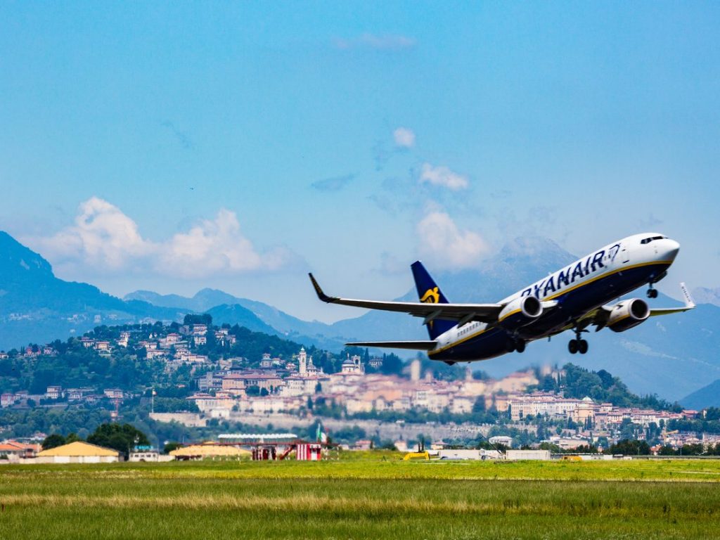 Ryanair airplane - Como Lake Como